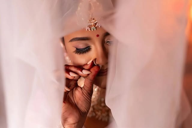 Nahaufnahme durch den Schleier mit Bindi, Kajal und Mehndi