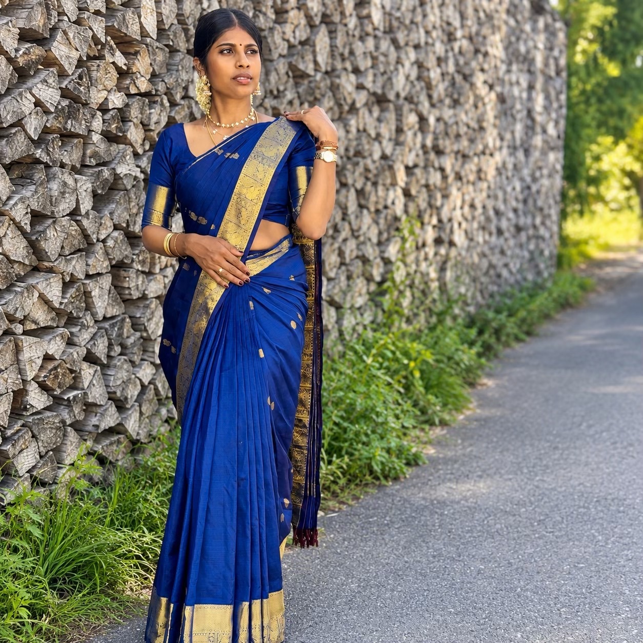 Nilamua in traditioneller tamilischer Tracht